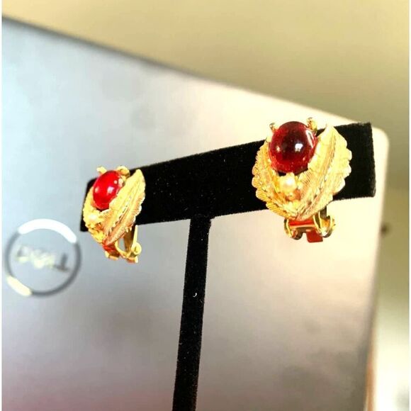 Stunning Red resin Cabochon earrings set in a matte Gold plate design, Vintage - Picture 5 of 5